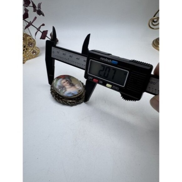 Vintage Brooch Ornate Porcelain Gold Tone Portrait Lovely Lady Unbranded - Picture 6 of 13